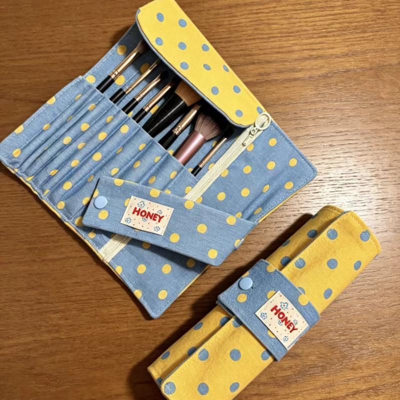 Makeup - Vintage-Federmäppchen mit Polka-Dot-Muster, das sich zusammenrollen